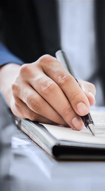 Un distribuidor médico firmando un contrato de distribución.